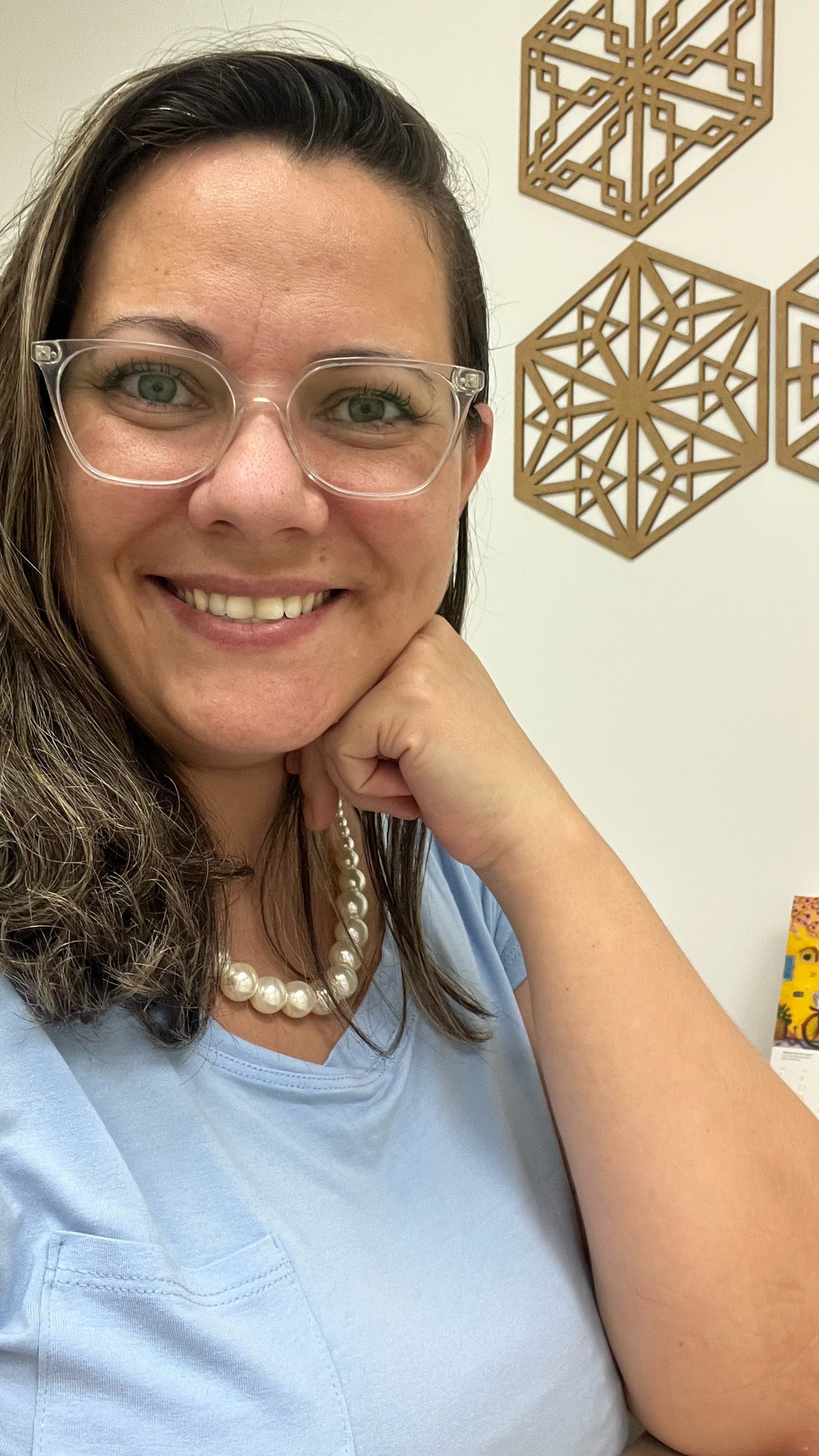 Tatiane Oliveira sorrindo em ambiente de consultório — Psicopedagoga em São Paulo